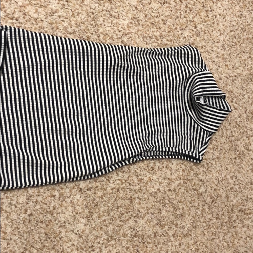 Gently worn athlete mock neck sleeveless shirt